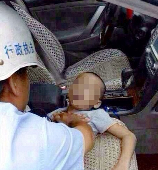 Mẹ bất cẩn khiến bé trai 7 tuổi suýt chết ngạt vì kẹt cổ ở cửa xe